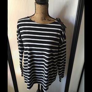 Levi’s NWT Long sleeve B&W striped 100% cotton shirt. Looks great on every body.